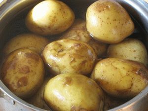молодая картошка в кастрюле